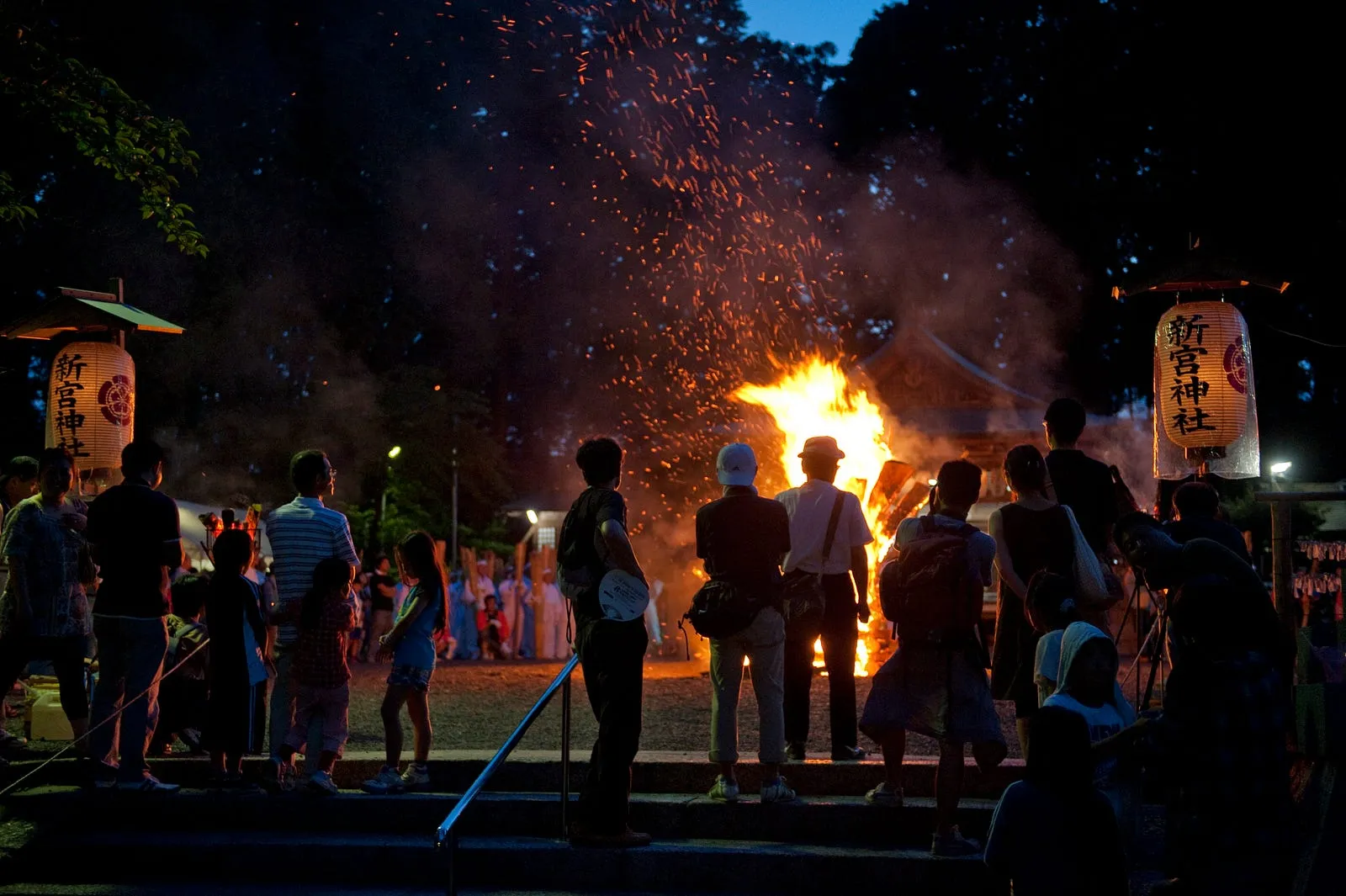 暗夜鄉間的一場火祭・第 1 張