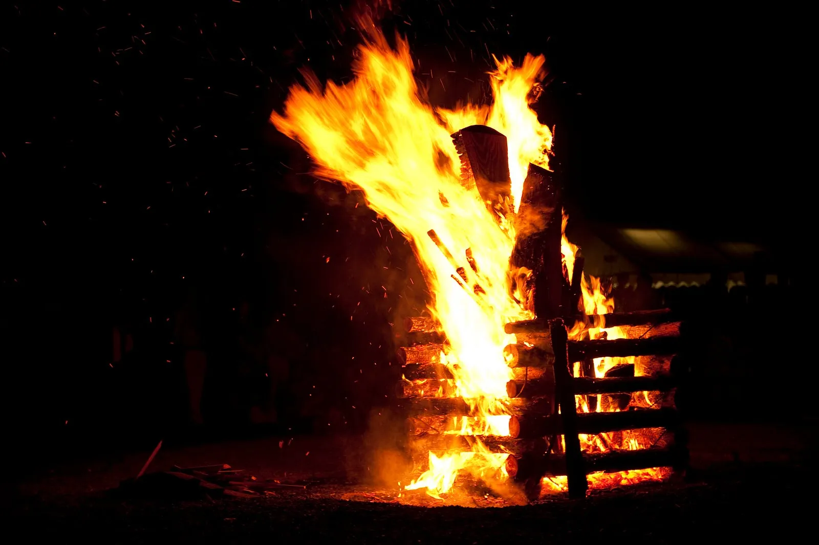 暗夜鄉間的一場火祭・第 4 張