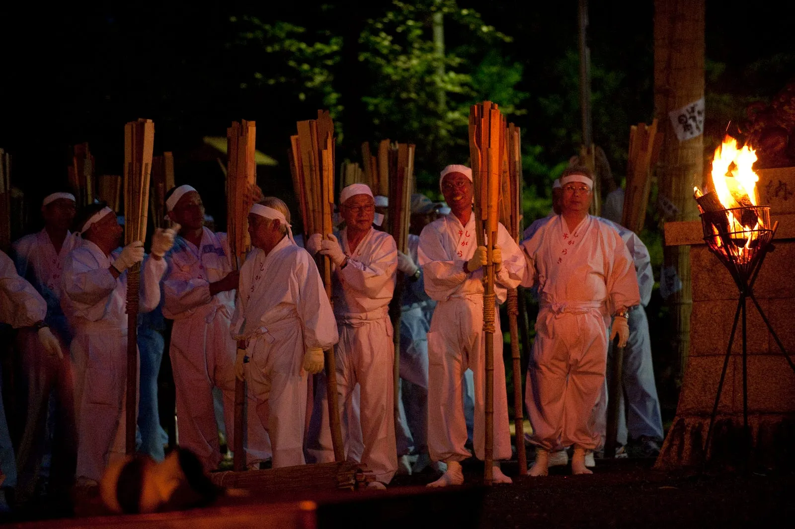 暗夜鄉間的一場火祭・第 6 張