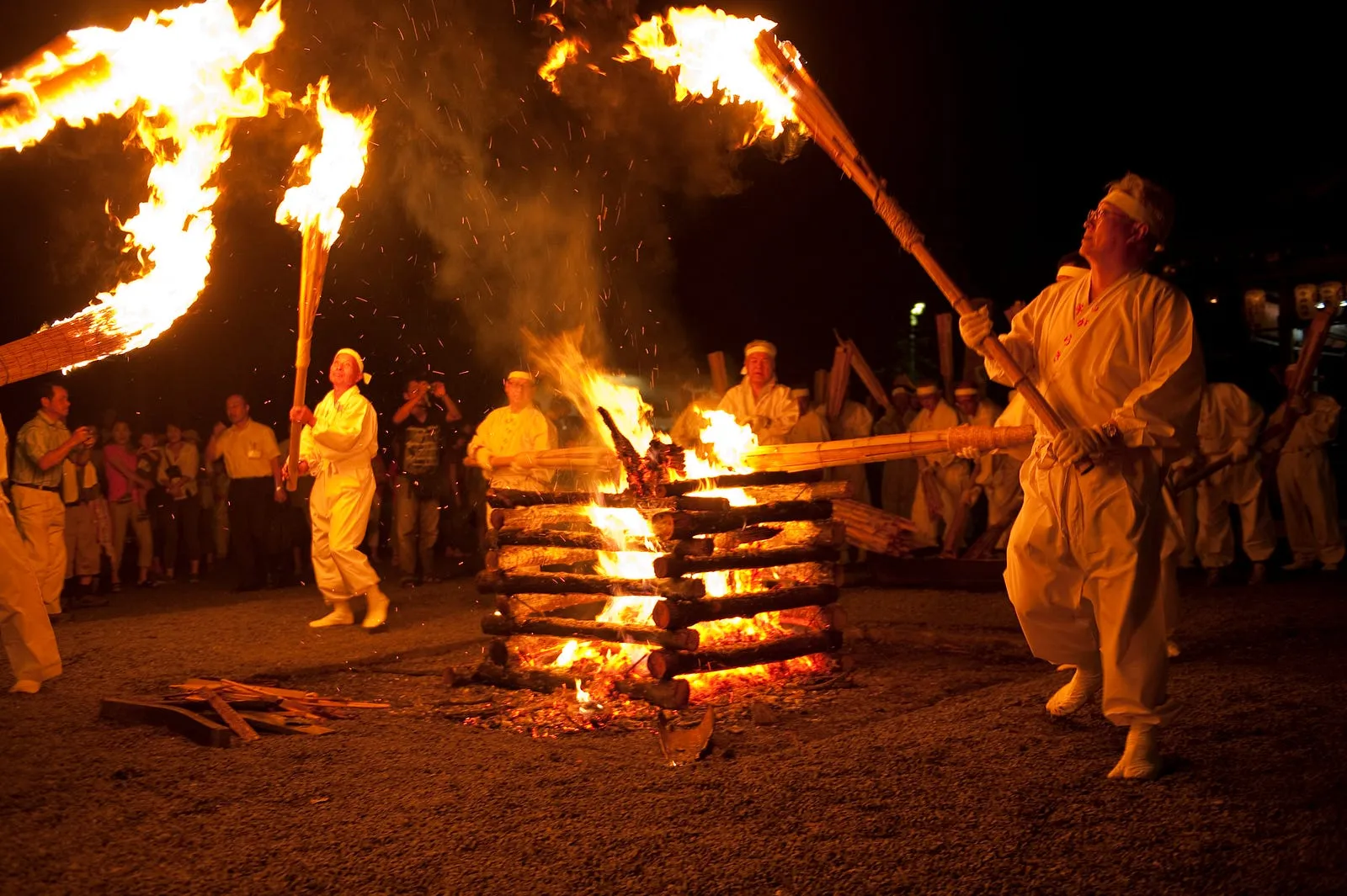 暗夜鄉間的一場火祭・第 12 張