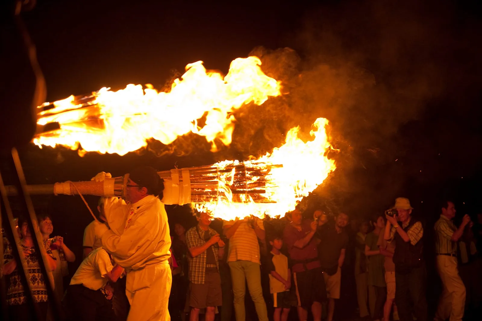 暗夜鄉間的一場火祭・第 13 張