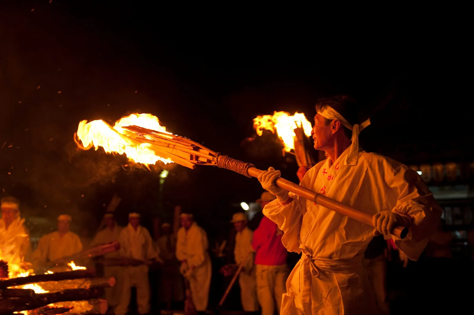 暗夜鄉間的一場火祭・第 14 張