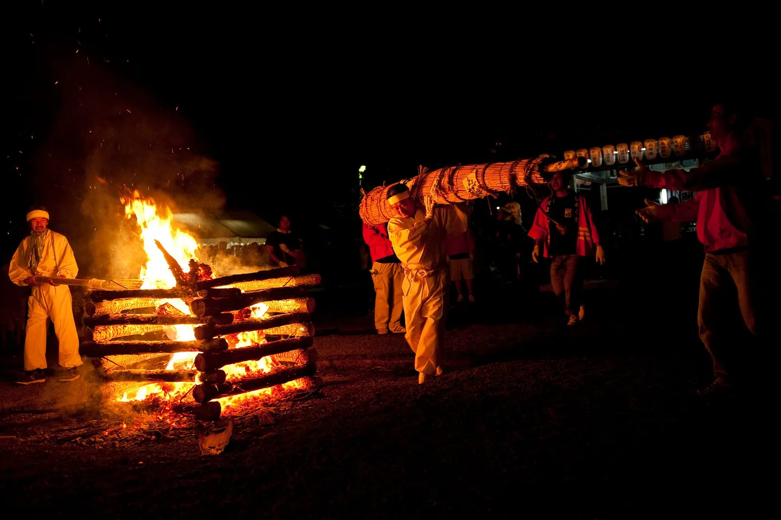 暗夜鄉間的一場火祭・第 16 張