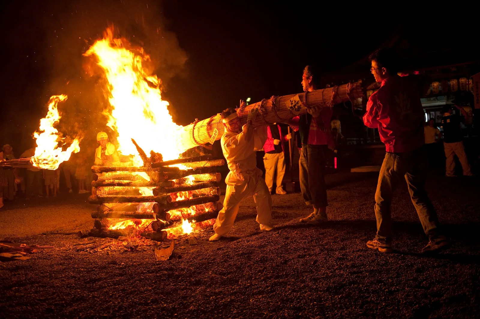暗夜鄉間的一場火祭・第 17 張