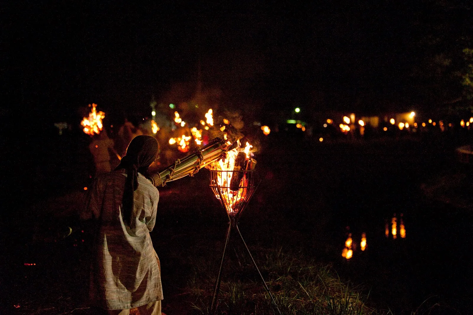 暗夜鄉間的一場火祭・第 36 張